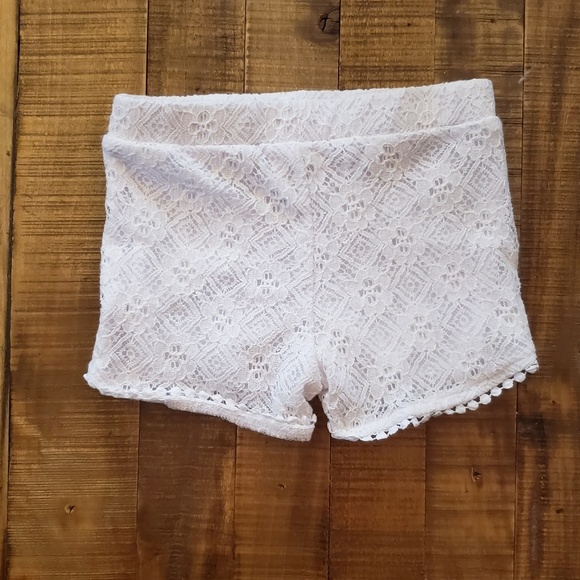 Girls white lace shorts size 6 - Picture 2 of 3